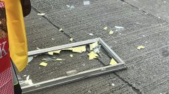 香港湾仔玻璃窗从天降 女子小腿受伤